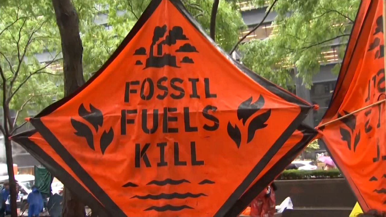 气候活动人士在曼哈顿下城示威